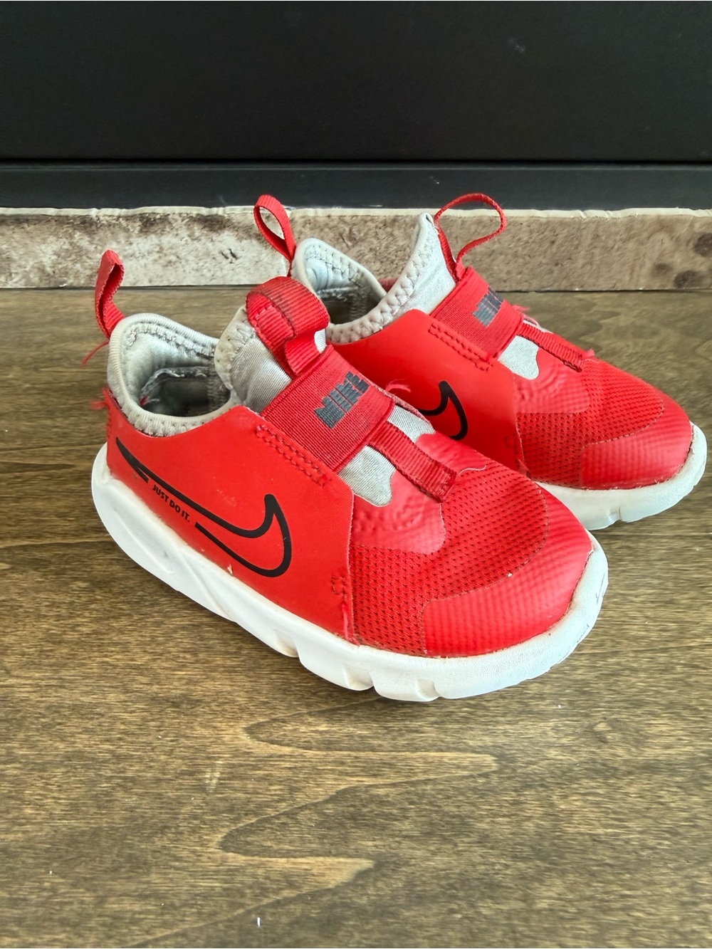 Nike Flex Runner Kids Sneaker Red White Black Slip-On Mesh US 7C AT4662-600